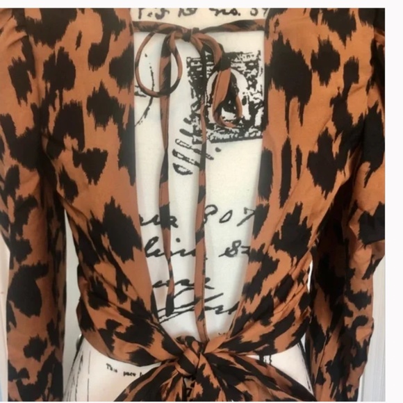 NWT Women’s Puff sleeve tie back blouse- NWT!! - Picture 3 of 3